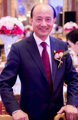 歐洲青田同鄉(xiāng)總會會長陳少奇認(rèn)為，馬克龍?jiān)谛履曛略~中說“和諧社會"是最大心愿，這與習(xí)近平主席的目標(biāo)一致。(被訪者供圖)