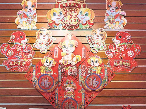 新年飾品的價(jià)格保持，沒有調(diào)漲。（馬來西亞《中國報(bào)》/辛慧萍 攝）