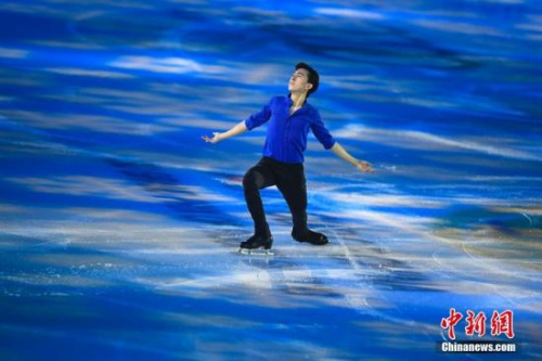 11月5日，2017中國杯世界花樣滑冰大獎賽在北京落幕。在最后的表演賽中，多國選手為現(xiàn)場觀眾獻上精彩表演。圖為美國華裔男單選手周知方。 <a target='_blank' >中新社</a>記者 崔楠 攝