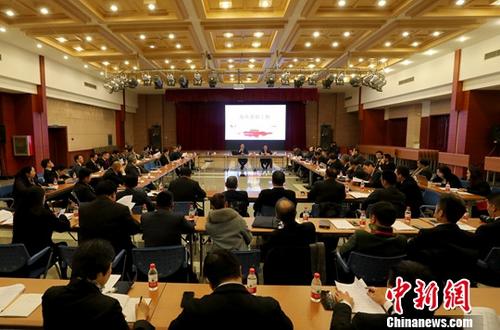 1月10日，“華助中心2018年度工作交流會”在北京舉行，與會代表座談交流。
