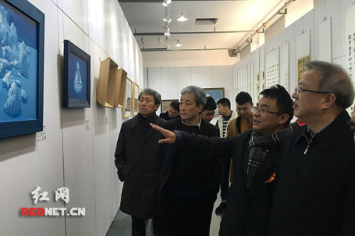 湖南省政協(xié)副主席、省文聯(lián)主席歐陽斌(右一)與出席開幕式的中韓藝術(shù)家、嘉賓、市民一同觀展。