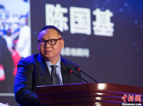 1月10日，由中國新聞社主辦、中國僑網(wǎng)承辦的“2017全球華僑華人年度評選頒獎典禮”在北京隆重舉行，獲獎人巴拿馬總統(tǒng)顧問陳國基講話。<a target='_blank'  >中新網(wǎng)</a>記者 李卿 攝