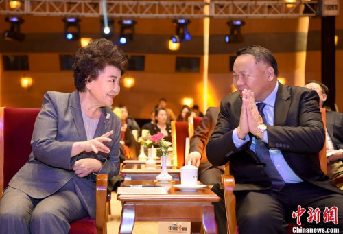 圖為裘援平（左）在典禮會場與新聞人物當(dāng)選代表、巴拿馬共和國總統(tǒng)顧問陳國基交流。<a target='_blank' >中新社</a>記者 侯宇 攝
