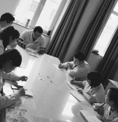 曾仁宏(后中)給新疆奇臺(tái)縣中醫(yī)院針灸科的醫(yī)生傳授業(yè)務(wù)知識(shí)。(圖片資料)