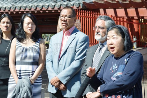 白蘭(右一)生前經(jīng)常在花園角舉辦活動(dòng)，重建花園角的構(gòu)思就是來(lái)自白蘭。(本報(bào)檔案照片：美國(guó)《世界日?qǐng)?bào)》/李秀蘭 攝)