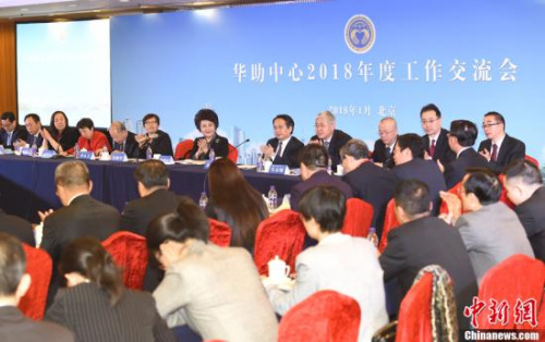1月10日，國(guó)務(wù)院僑辦主任裘援平出席了在北京舉行的2018年“華助中心”年度工作座談會(huì)。裘援平說(shuō)，“華助中心”從無(wú)到有，茁壯成長(zhǎng)，以真情、摯愛(ài)給僑社增添了溫暖，給僑胞提供了關(guān)愛(ài)，已經(jīng)成為凝聚僑社力量，促進(jìn)和諧發(fā)展，造福廣大僑胞的重要平臺(tái)。<a target='_blank' >中新社</a>記者 張勤 攝