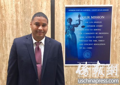 檢察官麥肯尼17日在洛杉磯縣高等法院刑事庭外接受采訪。(僑報記者邱晨攝)