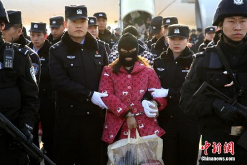資料圖，陜西省公安機(jī)關(guān)專案組與老撾警方聯(lián)合行動(dòng)，成功搗毀兩處犯罪窩點(diǎn)，抓獲犯罪嫌疑人63名。<a target='_blank' >中新社</a>記者 張遠(yuǎn) 攝