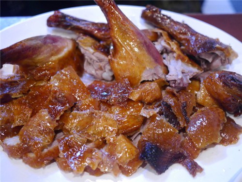 一鴨三吃的新華烤鴨，鴨皮油亮酥脆，每周至少賣(mài)出1000只。(美國(guó)《世界日?qǐng)?bào)》/黃惠玲 攝)