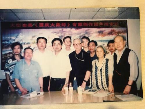 2004年童增與“重慶大轟炸”受害者和志愿者在一起。受訪者供圖