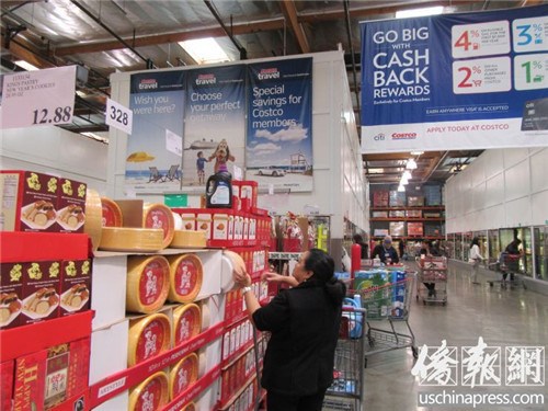 好市多印有2018狗年圖案的紙盤受到不同族裔顧客的喜愛。