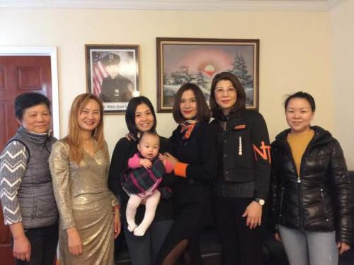 美亞裔婦女聯(lián)合會(huì)人員探望劉文健父母、遺孀陳佩霞(左三)與女兒。(美國(guó)《世界日?qǐng)?bào)》/黃伊奕 攝)