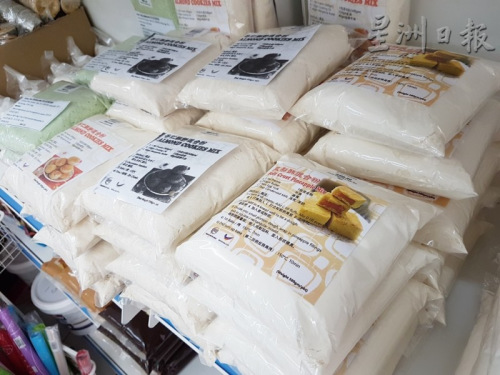 為迎合現(xiàn)代人講求簡單、方便、節(jié)省的需求，不少烘培店推出年餅預(yù)拌粉。（馬來西亞《星洲日報》）