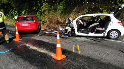 事故現(xiàn)場：紅色福特轎車為逆向肇事車輛，小Q所乘的為右側(cè)白色豐田轎車。(新西蘭天維網(wǎng))