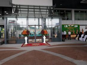 金邊國際機(jī)場旅游資訊中心，將全天候?yàn)橛慰吞峁┓?wù)。（柬埔寨《星洲日報(bào)》）