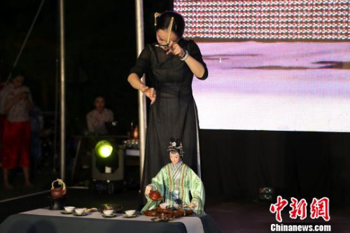“絲路茶道”藝術(shù)團(tuán)演員表演客家木偶(提線木偶)倒茶。　宋方燦 攝