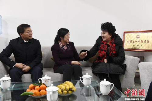 1月25日，國(guó)務(wù)院僑務(wù)辦公室主任裘援平(右)、蘭州市市長(zhǎng)張偉文(左一)在蘭州看望、慰問(wèn)美國(guó)歸僑張紅(左二)。張紅是2002年中科院“百人計(jì)劃”引進(jìn)的人才，她扎根西北蘭州研究重離子治癌項(xiàng)目已有15年了。 <a target='_blank' >中新社</a>記者 楊艷敏 攝