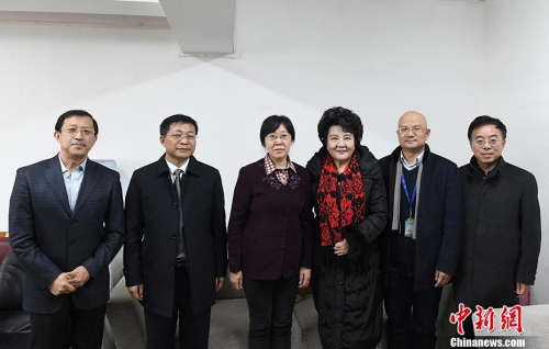 1月25日，國(guó)務(wù)院僑務(wù)辦公室主任裘援平(右三)一行在蘭州慰問(wèn)美國(guó)歸僑張紅(左三)。張紅是2002年中科院“百人計(jì)劃”引進(jìn)的人才，她扎根西北蘭州研究重離子治癌項(xiàng)目已有15年了。 <a target='_blank' >中新社</a>記者 楊艷敏 攝