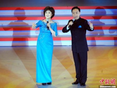 圖為著名京劇藝術(shù)家李勝素、于魁智右演出交響京劇《蝶戀》、現(xiàn)代京劇《中國(guó)京劇》。<a target='_blank' >中新社</a>發(fā) 譚達(dá)明 攝