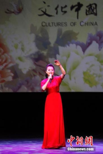 呂薇傾情演繹海外僑胞創(chuàng)作的歌曲《祖國(guó)，祝福你》。 <a target='_blank' >中新社</a>記者 余瑞冬 攝