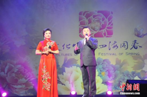 圖為京劇名家夫妻檔王蓉蓉與杜鵬表演傳統(tǒng)京劇《紅鬃烈馬》中的一出折子戲《五家坡》。 <a target='_blank' >中新社</a>記者 陶煌蟒 攝