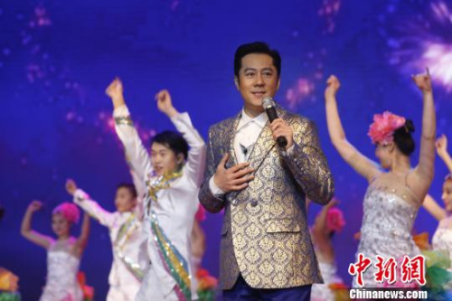 圖為歌手蔡國(guó)慶演出?！敲?攝