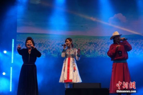 圖為“吉祥三寶”組合獻(xiàn)上歌曲《春天來(lái)了》。<a target='_blank' >中新社</a>記者 付強(qiáng) 攝