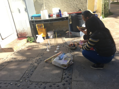 租住在同一幢獨(dú)立屋內(nèi)的租客買回蠟燭和紙錢，在死者遺體被發(fā)現(xiàn)的地方，燒香悼念他。（美國(guó)《世界日?qǐng)?bào)》/張敏毅 攝）