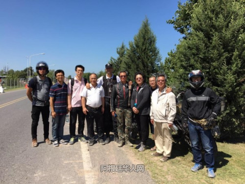 參加尋找的華人與當(dāng)?shù)鼐饺藛T。（阿根廷華人網(wǎng)/柳軍 攝）