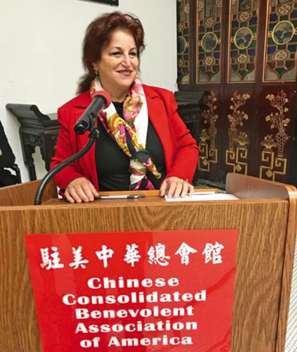 阿里奧圖贊揚已故市長李孟賢的貢獻。(美國《世界日報》/黃少華 攝)