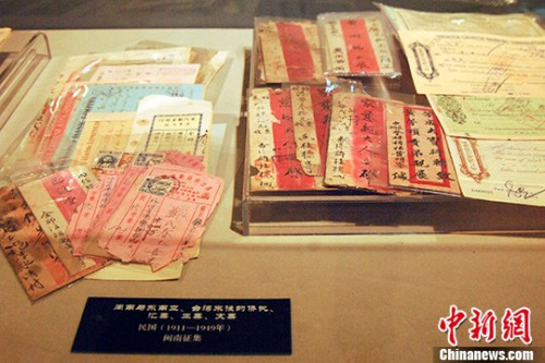資料圖：圖為閩南與東南亞、臺(tái)灣來(lái)往的僑批、匯票、正票等展示。<a target='_blank' >中新社</a>發(fā) 陳龍山 攝