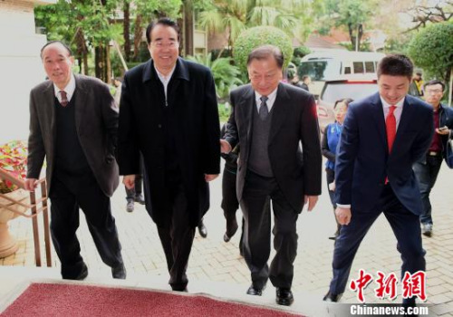 1日上午，中國國務(wù)院僑務(wù)辦公室黨組書記、副主任許又聲在福州看望印尼僑領(lǐng)、融僑集團創(chuàng)始人林文鏡?！⊥鯑|明 攝