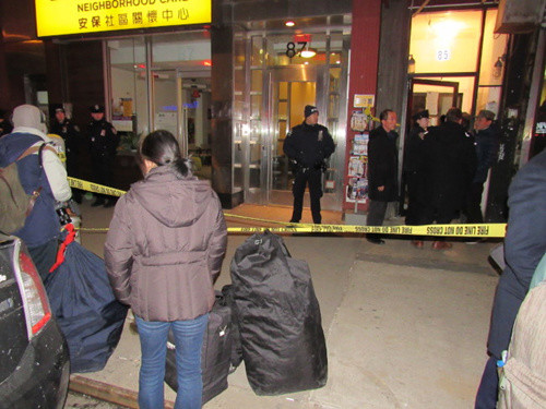日前華埠包厘街一棟公寓被查封，警方拉起封鎖線，住戶在寒風中撤離。(美國《世界日報》記者/顏嘉瑩 攝)