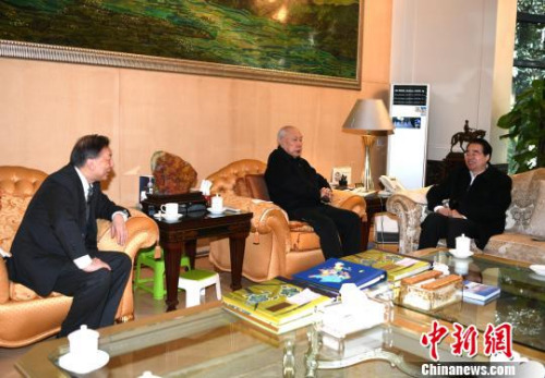 1日上午，中國國務(wù)院僑務(wù)辦公室黨組書記、副主任許又聲在福州看望印尼僑領(lǐng)、融僑集團創(chuàng)始人林文鏡?！⊥鯑|明　攝