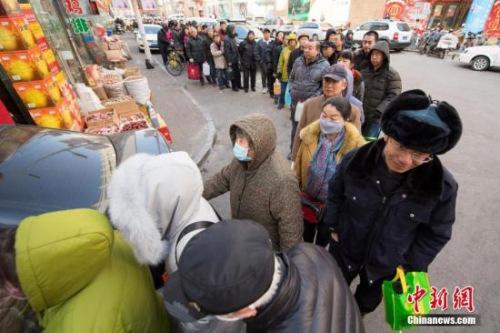 資料圖：2018年1月22日，山西太原，民眾拎著大小各異的空壺排長隊購買老陳醋。進入中國農(nóng)歷臘月，山西的陳醋銷售迎來高峰，當(dāng)?shù)孛癖娪米约业母鞣N容器打散醋為春節(jié)做儲備。<a target='_blank' >中新社</a>記者 武俊杰 攝