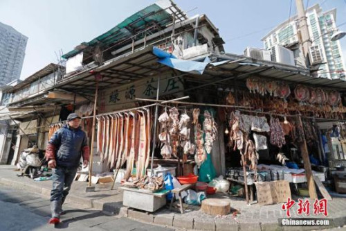 資料圖：2018年2月4日，在上海江陰路街上，每當(dāng)臨近春節(jié)，就是另一幅景象。早在春節(jié)來臨之前，商家門前就掛滿了腌制好、待出售的年貨。雞胗和豬舌用紅繩扎成串，咸雞咸鴨咸烏青上用紅紙標(biāo)注好價格，花色好看的臘腸被捆扎好，隱隱飄散出香氣。它們中有些已被買家預(yù)定，價格和付款方式已經(jīng)被寫在大紅紙上，預(yù)示著一年的豐潤。許多居住在周邊的市民都會來到這里選購，同時，感受從街邊散發(fā)出來的年味。 殷立勤 攝 2月4日，在上海江陰路街上，每當(dāng)臨近春節(jié)，就是另一幅景象。早在春節(jié)來臨之前，商家門前就掛滿了腌制好、待出售的年貨。雞胗和豬舌用紅繩扎成串，咸雞咸鴨咸烏青上用紅紙標(biāo)注好價格，花色好看的臘腸被捆扎好，隱隱飄散出香氣。它們中有些已被買家預(yù)定，價格和付款方式已經(jīng)被寫在大紅紙上，預(yù)示著一年的豐潤。許多居住在周邊的市民都會來到這里選購，同時，感受從街邊散發(fā)出來的年味。 殷立勤 攝