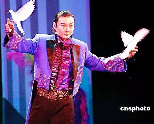 資料圖。李寧，中國雜技團魔術(shù)師，表演風(fēng)格中西兼?zhèn)?、明快流暢，代表作《仙人摘豆》、《喝不完的美酒》、《拼圖幻象》