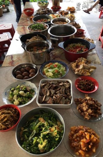 去年回娘家過年的陳苡香，接過團(tuán)年飯的統(tǒng)籌任務(wù)，率領(lǐng)所有堂弟妹，合作煮出這桌“新風(fēng)味”團(tuán)圓飯，也讓他們更了解團(tuán)圓的意義。(馬來西亞《星洲日報(bào)》)
