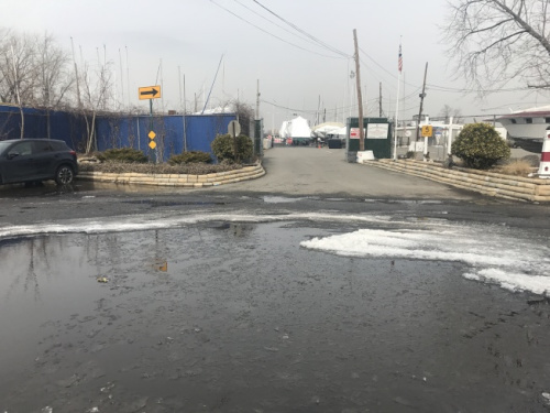 鮑威爾科夫大道一經雨雪后，周邊地區(qū)變成澤國，天冷后積水都凍成冰路。(記者牟蘭 攝)
