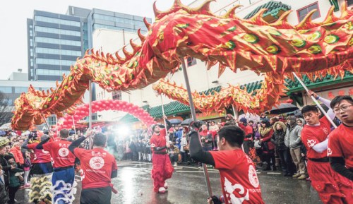 2018伯明翰華人新春慶?；顒訉⒂?月15日(年三十)正式啟動。圖為去年新春活動中的舞龍表演。(圖片來源：主辦方供圖)