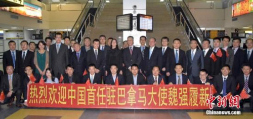 當(dāng)?shù)貢r(shí)間10月20日晚，中國(guó)首任駐巴拿馬大使魏強(qiáng)飛抵巴拿馬首都巴拿馬城履新。巴拿馬外交部禮賓司長(zhǎng)蘇尼加、對(duì)外政策司長(zhǎng)尼科爾·王，中國(guó)駐巴拿馬大使館參贊劉波及使館工作人員，當(dāng)?shù)貎S界及中資機(jī)構(gòu)代表數(shù)十人到機(jī)場(chǎng)迎接。圖為魏強(qiáng)與巴方官員、中資機(jī)構(gòu)代表等合影。<a target='_blank' >中新社</a>發(fā) 《拉美僑聲》供圖