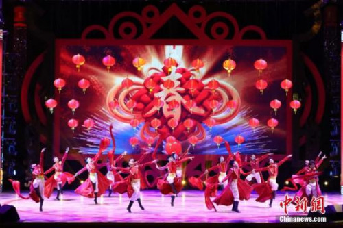資料圖：2月4日晚，由國務(wù)院僑務(wù)辦公室和香港僑界社團聯(lián)會主辦的2018年“文化中國·四海同春”再度唱響香江，6000多名香港市民無懼寒冷，歡聚一堂，共迎新春。圖為開場舞表演。<a target='_blank' >中新社</a>記者 謝光磊 攝