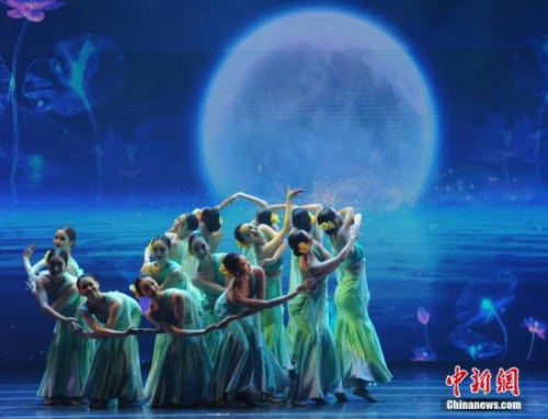 資料圖：2月8日是農(nóng)歷“小年”，由國務(wù)院僑務(wù)辦公室、澳門歸僑總會主辦的“文化中國·四海同春”晚會給澳門同胞帶來春天的問候。<a target='_blank' >中新社</a>記者 譚達明 攝