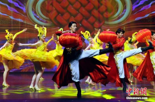 資料圖：2月8日農(nóng)歷“小年”，澳門文化中心綜合劇場內(nèi)春意融融、掌聲陣陣。由國務(wù)院僑務(wù)辦公室、澳門歸僑總會主辦的“文化中國·四海同春”晚會正在上演。 <a target='_blank' >中新社</a>記者 譚達(dá)明 攝