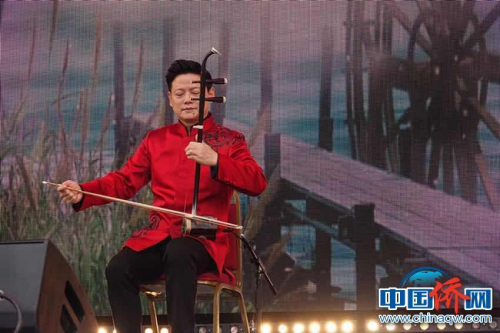 二胡演奏家鄧建棟表演二胡獨(dú)奏《瀏陽(yáng)河》。<a target='_blank' >中新社</a>記者 冉文娟攝