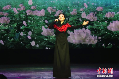 圖為歌唱家呂薇演唱《茉莉花》。 <a target='_blank' >中新社</a>記者 冉文娟 攝