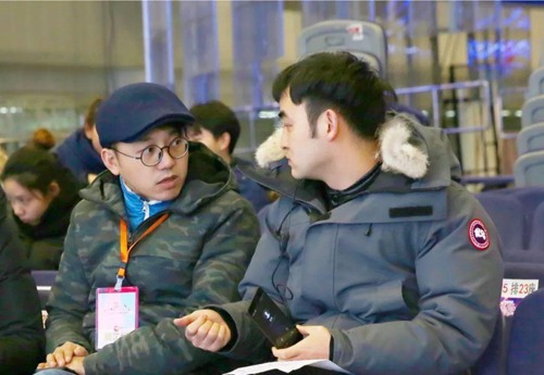 總導演劉建立(左)和執(zhí)行總導演楊子揚(右)在錄制現(xiàn)場 總導演劉建立(左)和執(zhí)行總導演楊子揚(右)在錄制現(xiàn)場