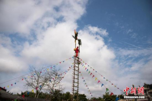 2月20日，逢正月初五，是民間傳說迎財神的日子。數(shù)千游客匯聚在海南定安文筆峰盤古文化旅游區(qū)祭拜財神，祈禱新年迎來好運(yùn)氣。文筆峰新春廟會還上演了舞獅表演、上刀梯、道長提福等傳統(tǒng)民俗節(jié)目，氛圍隆重?zé)崃?。洪堅鵬 攝