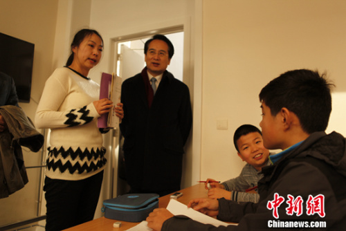 當?shù)貢r間2月24日，正在比利時訪問的中國國務(wù)院僑務(wù)辦公室副主任譚天星走訪布魯塞爾中文學(xué)校。他稱贊辦好海外中文學(xué)?；菁白訉O后代，勉勵師生“把根留住”。德永健 攝