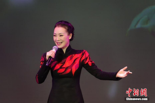 歌唱家呂薇演唱《那就是我》。 <a target='_blank' >中新社</a>記者 冉文娟 攝